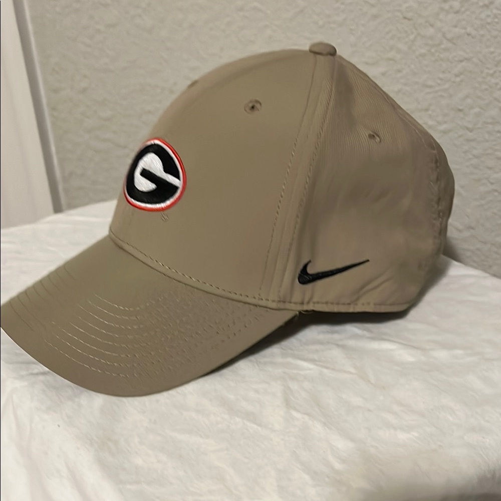 Georgia Bulldogs Nike Khaki Cap/Hat with Embroidered Logo - Picture 2 of 7